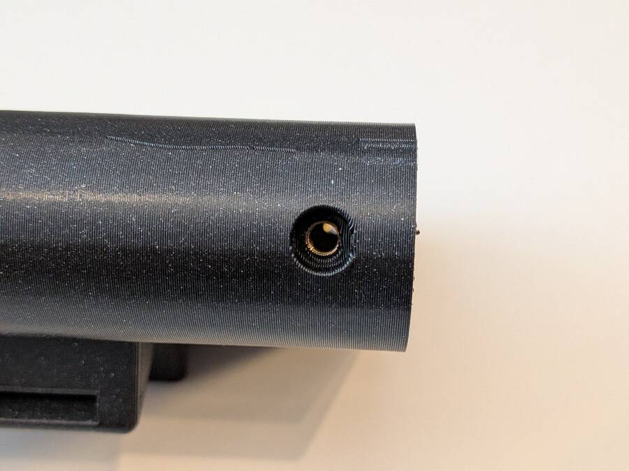 bottom_screw_hole_with_thread_behind.jpg