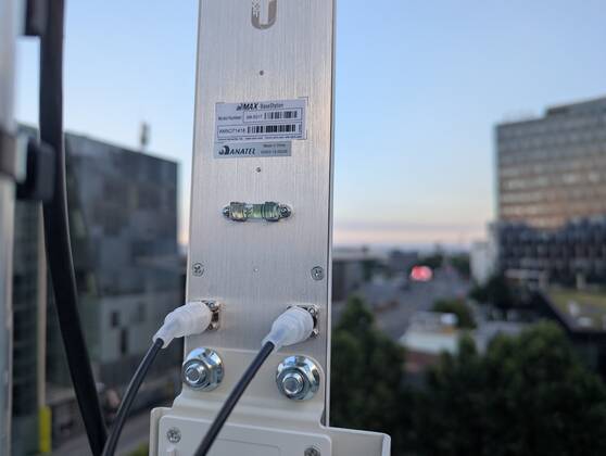 The Ubiquiti antenna with separate polarization connectors